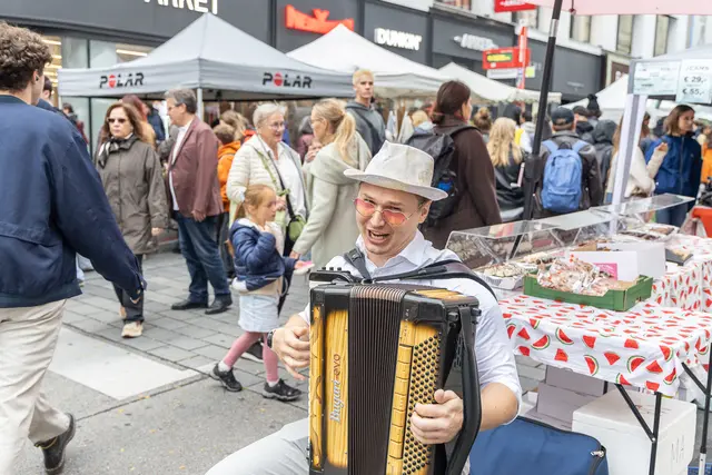 Beim Neubaugassen Flaniermarkt wurde geschlendert, geschmaust und gefeilscht. | Foto: René Brunnhölzl/MeinBezirk