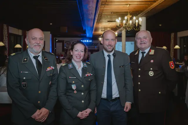 Bezirksrettungskommandant Thomas Huber, Bezirksgeschäftsführerin Isabella Pernthaner-Schneider, Landtagsabgeordneter und Bürgermeister Hannes Schernthaner, Bezirksfeuerwehrkommandant Klaus Portenkirchner | Foto: Rotes Kreuz Salzburg