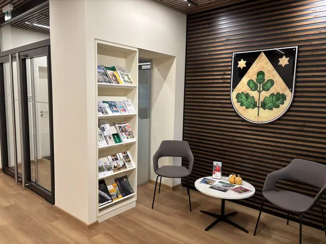 Der Wartebereich vor dem Bürgerservice schaut gemütlich aus. | Foto: MeinBezirk/Heimo Potzinger