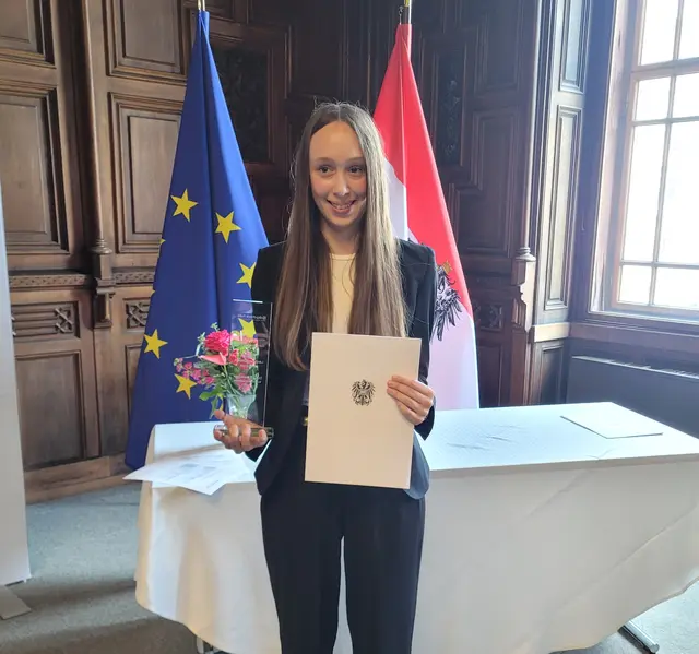 Daniela Breitegger mit ihrer Auszeichnung in Wien. | Foto: HAK/HAS Weiz