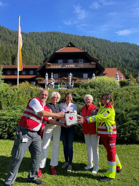 Regine Koch und Markus Schmidl vom Roten Kreuz, Bürgermeisterin Karoline Turnschek mit Waltraud und Christine Cieslar vom Hotel Enzian. | Foto: Rotes Kreuz Kärnten