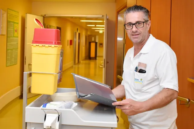 Peter Korbar, diplomierter Gesundheits- und Krankenpfleger auf der Gynäkologie im Landesklinikum Korneuburg-Stockerau, Klinikstandort Korneuburg | Foto: Landesklinikum Hollabrunn