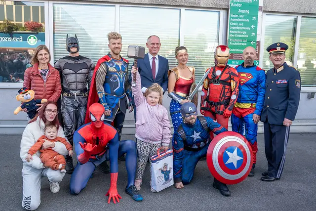 Eine ganze Gruppe von Superhelden stattete den kleinen Heldinnen und Helden im AKH einen Besuch ab. | Foto: Valentina Marinelić/MeinBezirk
