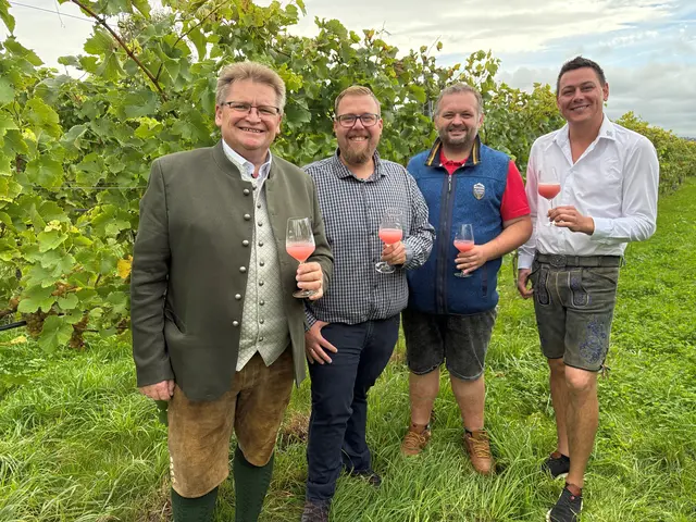 Bgm. Martin Gaisberger, Gastronom Markus Kastner, Tourismusausschuss-Obmann Rene Kastner, Winzer Stephan Greindl (von links). | Foto: Josef Gschwandtner