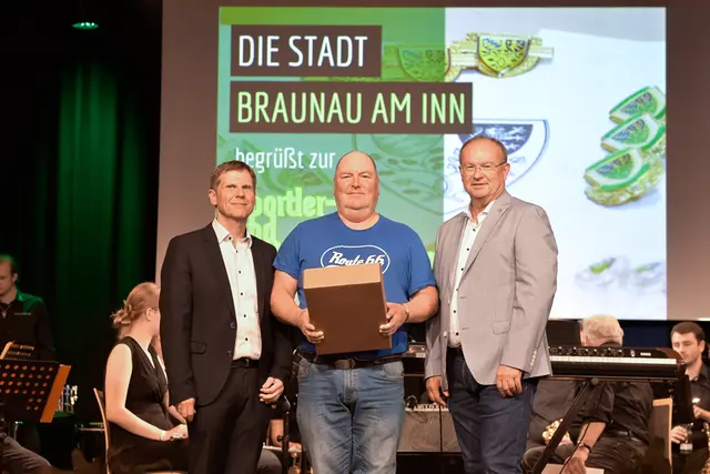 Sportreferent Stadtrat Gerhard Haberfellner, Schach-Stadtmeister 2024 Josef Lindlbauer und Bürgermeister Johannes Waidbacher. | Foto: Stadt Braunau