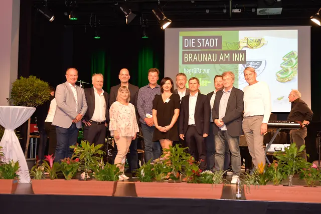 Bürgermeister Johannes Waidbacher, 2. Vizebürgermeister Wolfgang Grabner-Sittenthaler, Heinz Karl Strobl, Heidemarie Kasper, Siegfried Schindlmaier, Sachbearbeiterin Suada Dizdarevic, Reinhard Pfoser, Sportreferent Stadtrat Gerhard Haberfellner, Richard Kühholzer, 
1. Vizebürgermeister Alfred Hermann und Christian Bachinger. | Foto: Stadt Braunau