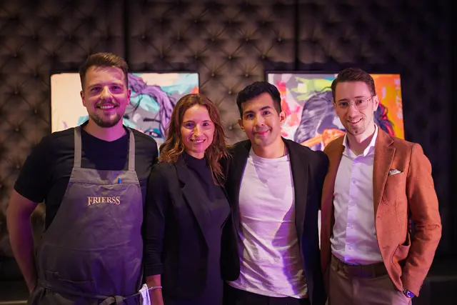Von links nach rechts: Küchenchef Gregor Wohlmuth, Bettina Rabitsch (Frierss), Künstler Luis Morales und GF Christoph Frierss | Foto: Foto Frierss / Martin Gfrerer