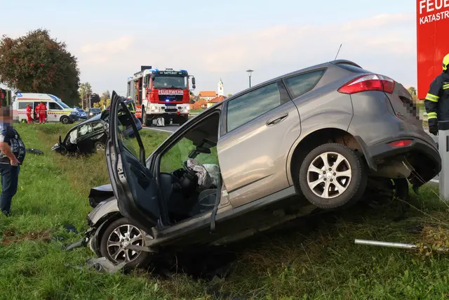 Zwei Pkw landen nach einer Kollision in Sattledt im Straßengraben. | Foto: laumat.at