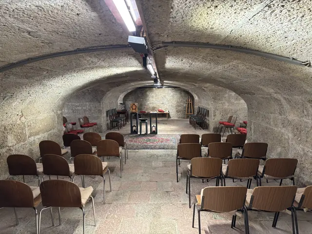 Die Krypta, 1686 erbaut, unterhalb der Kirche ist ein ganz besonderer Ort, an dem nicht nur freitagabends ein Friedensgebet in einzigartiger Atmosphäre stattfindet, sondern dort werden auch kulturelle Veranstaltungen, musikalische Events und Ausstellungen umgesetzt. Jahrzehntelang fand hier ein Flohmarkt statt. | Foto: Schrofner