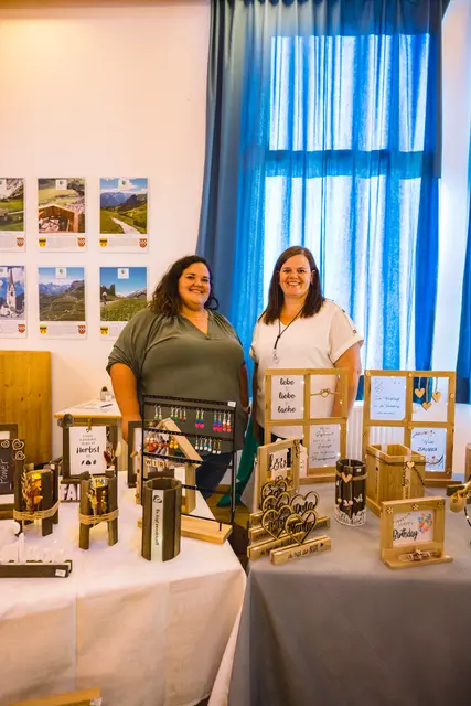 Auch Christiane und Sarah stellten ihre Holzprodukte aus.  | Foto: Pernsteiner