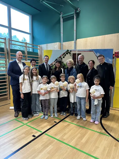 v.li.n.re.:Stadtrat Martin Zöhrer, Schulqualitätsmanagerin Susanne Ripper, Bildungsdirektor Karl Fritthum, Schulleiterin Marianne Stromberger, Bildungs-Landesrätin Christiane Teschl-Hofmeister, Bürgermeister Peter Molnar, Stadträtin Bernadette Laister und Pfarrer Matthias Martin mit Edyth, Lilly, Tilia, Marie, Simon, Anton, Mona und Shamsse | Foto: Pressler