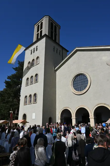 Viele Menschen wohnten der Messe, der Segnung sowie dem anschließenden Fest bei. | Foto: Königer