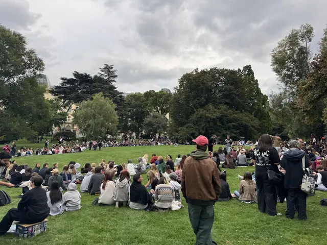 Knapp 1.000 Jugendliche haben sich auf Einladung der Userin „lilly.bkb“ im Burggarten in der Wiener Innenstadt getroffen, um Pudding zu essen. Und zwar mit einer Gabel. | Foto: Circl