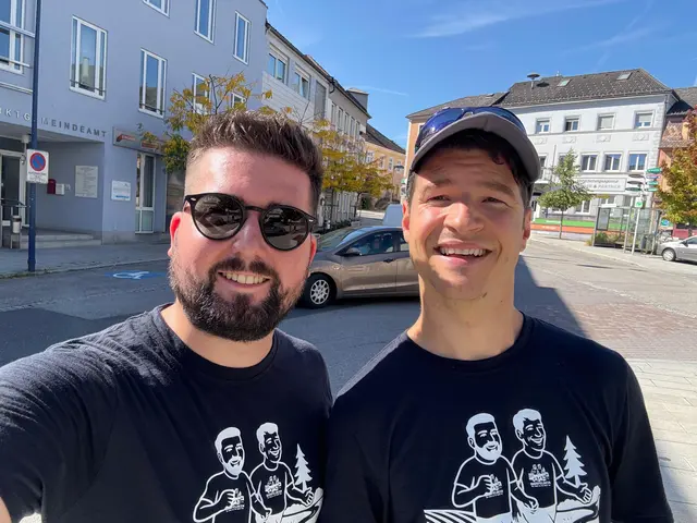 Downtown St. Georgen - der Amtsleiter vor dem Gemeindeamt in alternativer Mission. | Foto: Schwab/Raferzeder