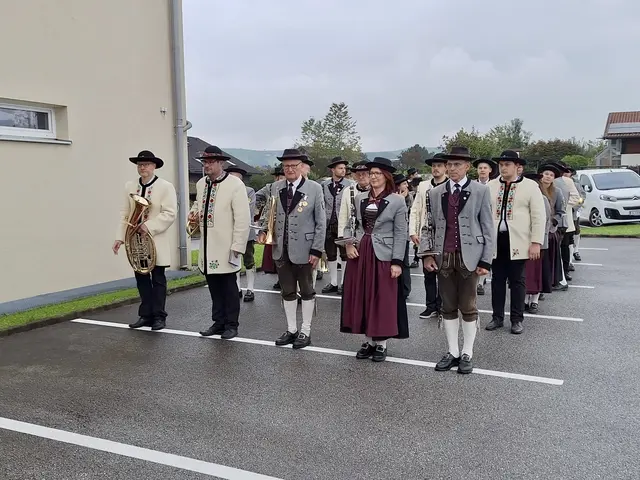 Die Musikkapelle war traditionell in beiden Trachten, sowohl in den typischen Farben Grau und Lila der Ortsmusik sowie im Samt und Schafswolle der Siebenbürger Blasmusik gekleidet. | Foto: Karl Edtstadler
