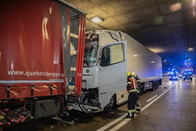 Vier LKWs waren im S1-Tunnel Vösendorf kollidiert. | Foto: Pressestelle BFK Mödling / Paul- Thorwald Fastner