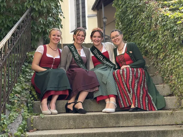 Die frisch gekrönten Dirndlhoheiten mit den abgedankten Vorgängerinnen, Anna König und Christina Heindl. | Foto: Lina Chalusch