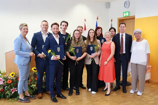 Susanne Gröschel (NÖ LGA), die stolzen Absolventinnen und Absolventen des Lehrgangs „Pflegefachassistenz“, Michaela Hahn, Direktorin Martina Ernegger, Landtagsabgeordneter Bernhard Heinreichsberger und Elfriede Pfeiffer. | Foto: UK Tulln