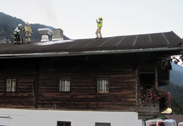 Ein Kaminbrand in Kramsach im Ortsteil Voldöpp rief Sonntagabend die Freiwillige Feuerwehr Kramsach mit 35 Einsatzkräften auf den Plan, die den Brand rasch unter Kontrolle brachte. | Foto: ZOOM.Tirol