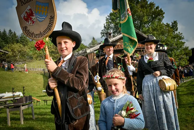 Ehrengäste, Blasmusikkapellen und Trachtenvereine sowie Schützen kamen zum 46. Kirchtag nach Kramsach.  | Foto: Gabriele Grießenböck