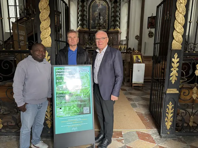 Der neue digitale A-Ständer im Eingangsbereich der Pfarrkirche St. Erhard-Nonntal. Damit hat die Pfarre beim Projektwettbewerb "Effata" der Salzburger Erzdiözese den zweiten Platz in der Kategorie „Projekte mit Fokus auf digitale Kirche“ gewonnen. Am Foto (v.l.): Mathieu Lobingo, Pastoralassistent, Josef Gappmayr, Obmann Pfarrkirchenrat und Pfarrer
Alois Dürlinger. | Foto: Schrofner