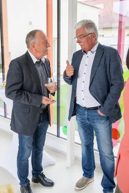 Edmund Willinger im Gespräch mit Helmut Krammer von der Brucker Wohnbau Genossenschaft. | Foto: photoworkers.at