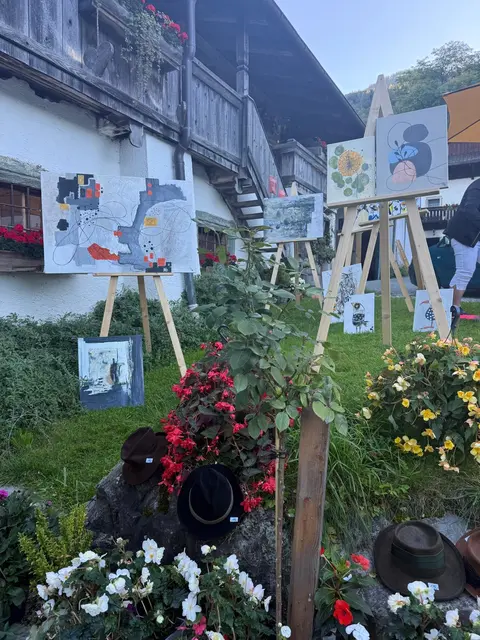 Erstmals wurden auch Bilder angeboten | Foto: Soroptimist Zell am See