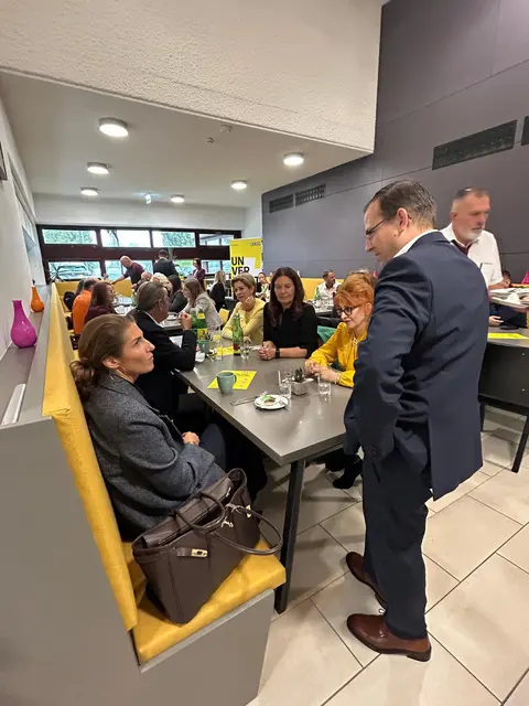 Wirtschaftskammerpräsident Andreas Wirth im Gespräch mit Unternehmerinnen und Unternehmern. | Foto: WKB
