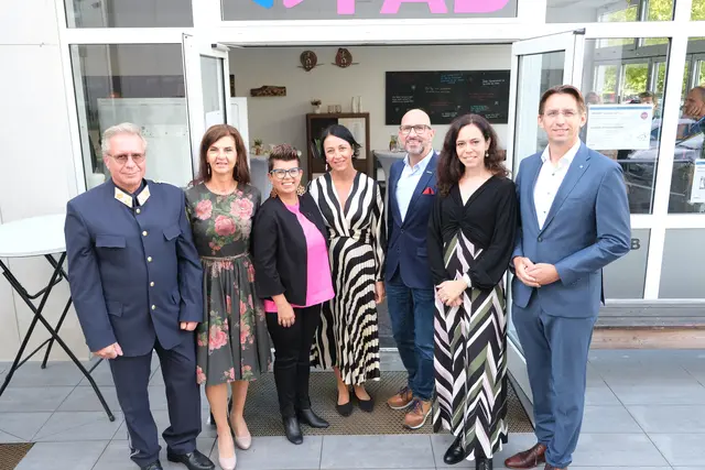 Aus dem Archiv: Polizeipostenkommandant Bernhard Schwarz, AMS Geschäftsstellenleiterin Ingrid Gürtl, LAbg. Bernadette Kerschler, FAB Geschäftsfeldleiterin Martina Schröck, Bürgermeister Leibnitz Michael Schumacher, Leiterin Produktionsschule Leibnitz Claudia Schober, NAbg. Joachim Schnabel (v.l.) beim Tag der offenen Tür in der Produktionsschule in Leibnitz. | Foto: FAB