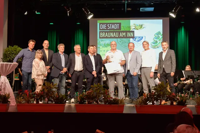 Siegfried Schindlmaier, Heidemarie Kasper, Heinz Karl Strobl, 1. Vizebürgermeister Alfred Hermann, 2. Vizebürgermeister Wolfgang Grabner-Sittenthaler, Sportreferent Stadtrat Gerhard Haberfellner, Richard Kühholzer, Sportpreisträger Walter Fink, Bürgermeister Johannes Waidbacher, Christian Bachinger und Reinhard Pfoser. | Foto: Stadt Braunau