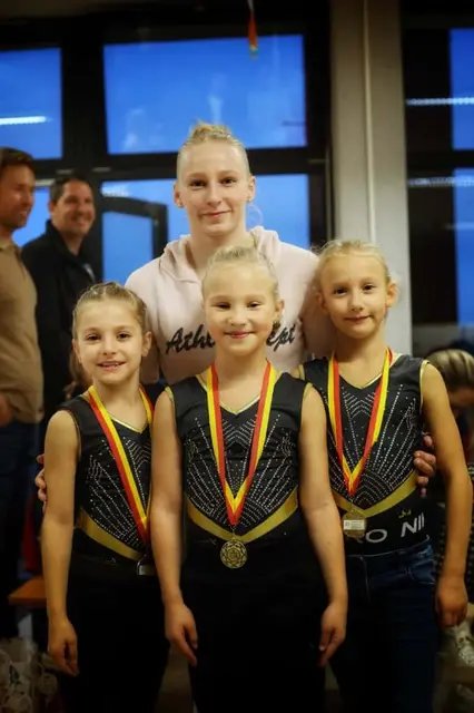 Charlize Mörz mit den Nachwuchsturnerinnen. | Foto: ASKÖ Kunstturnen Mattersburg