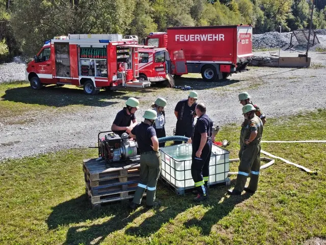 Am 20. und 21. September 2025 wurden 29 Kameraden und Kameradinnen aus den Feuerwehren des Bezirkes Hermagor in Kötschach-Mauthen zu Tragkraftspritzen (TS)-Maschinisten beziehungsweise zu TS-Maschinistinnen ausgebildet. | Foto: BFKdo Hermagor