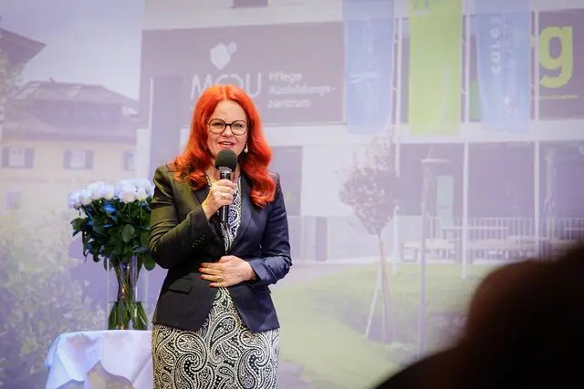 LR Cornelia Hagele gratulierte den Absolventen und dem Medicubusteam. | Foto: Claudia Egger