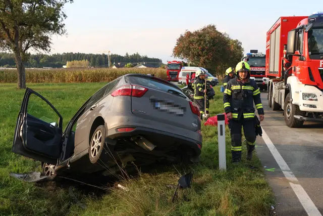 Zwei Pkw landen nach einer Kollision in Sattledt im Straßengraben. | Foto: laumat.at