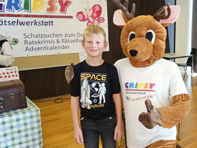 Felix Höllein und Elch Emil | Foto: Glösl