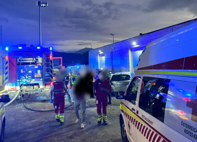 Zwei Opfer haben schwere Brandverletzungen erlitten und seien in künstlichen Tiefschlaf versetzt worden. | Foto: Berufsfeuerwehr Klagenfurt am Wörthersee