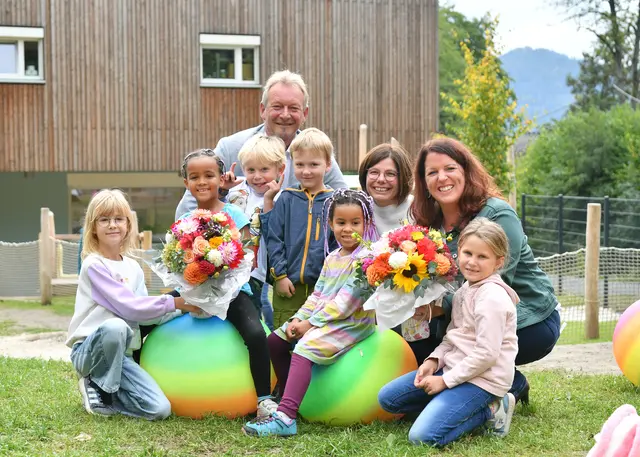 Bürgermeister Gernot Bürger, Architektin Amina Holzfeind-Heyn und KIGA-Leiterin Lydia Vaschauner mit den Kindern des Kindergartens.  | Foto: Fotostudio Horst