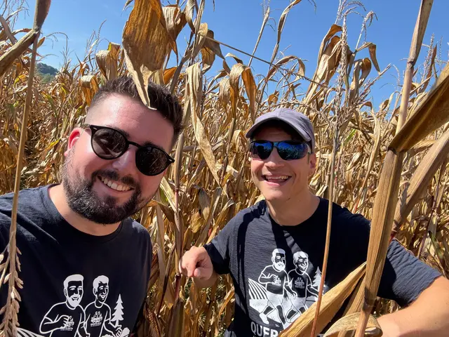 Wer kommt denn da aus dem Kukuruz? Manuel Schwab und Oliver Raferzeder fanden den schnurgeraden Weg auch im Maisdschungel. | Foto: Schwab/Raferzeder