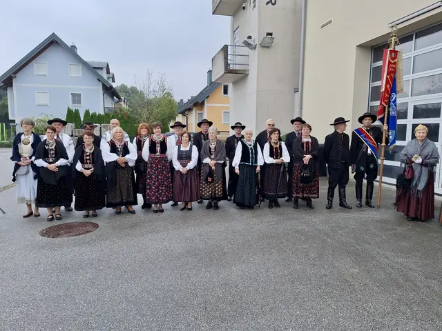 Viele örtliche Vereine wie die Kameradschaft, die Goldhaubenfrauen, die Freiwillige Feuerwehr, der Verein Nachbarschaft in Siebenbürger Tracht sowie die Prangstutzenschützen nahmen am Erntedankfest teil. (Im Bild: der Verein der Siebenbürger Sachsen in traditioneller Tracht) | Foto: Karl Edtstadler