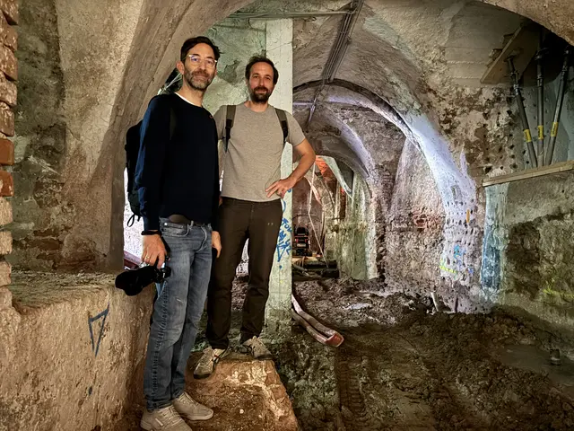 Valentin Spiegel-Scheinost und Tobias Brown vom Architekturstudio Expedit zeigten beim Rundgang mit MeinBezirk, wo die neuen Ausstellungsräume in der Grazer Burg zu finden sein werden. | Foto: Christoph Lamprecht