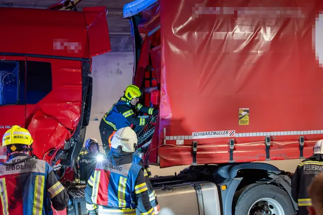 Mehrere Feuerwehren waren für sechs Stunden im Einsatz. | Foto: Pressestelle Feuerwehr Vösendorf