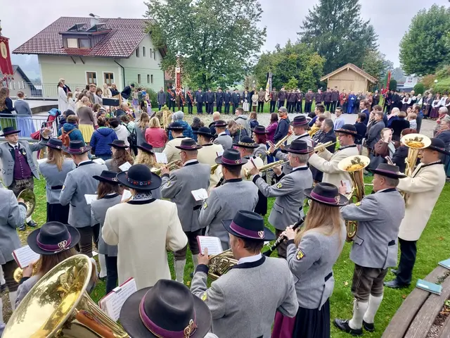 Am Sonntagmorgen kamen die Elixhausnerinnen und Elixhausner zusammen, um in Dankbarkeit die Ernte und das Miteinander zu feiern. | Foto: Kurcz