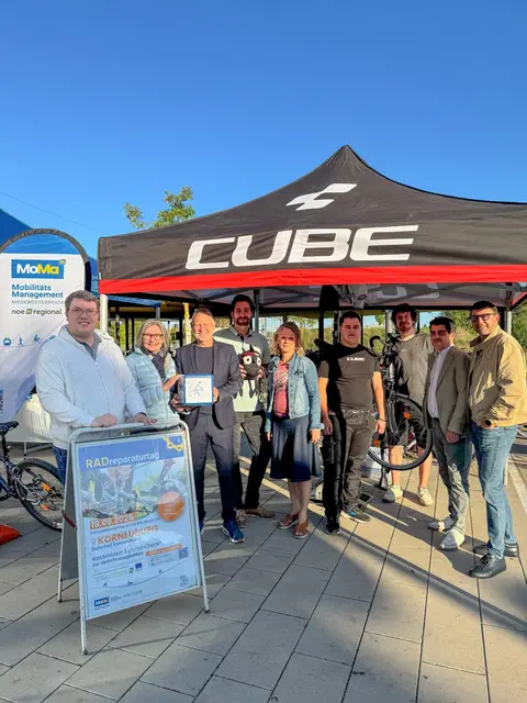 Foto (v.l.n.r.): Fahrrad Reparaturtag Bahnhof GR Michael Benedikter, GR Dagmar Tmej, STR Ewald Ebner, GR Christopher Brawenz, Marceline Martischnig (NÖ Regional), Milan Grahovac, Reinhold Aigner (Bikestore Langenzersdorf), BGM Christian Gepp und STR Martin Peterl beim Reparaturtag 2025 beim Bahnhofsplatz. | Foto: Stadtgemeinde Korneuburg