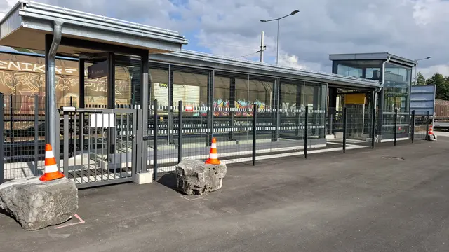 Die neue Bahnhaltestelle Burgfried Süd - Westseite. | Foto: Josef Wind