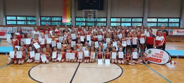 Die stolzen Turnerinnen und Turner mit den verdienten Medaillen. | Foto: ASKÖ Kunstturnen Mattersburg
