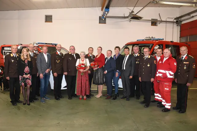 Das Feuerwehrkommando mit den Ehrengästen | Foto: FF Waidhofen/Thaya