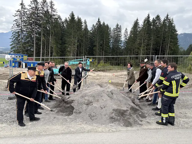 Mit dem symbolischen Spatenstich wurde das Projekt offiziell gestartet. In der Bildmitte Planer Thomas Barbist, Bürgermeister Florian Barbist und LTP Sonja-Ledl-Rossmann (v.l.). | Foto: MeinBezirk/Günther Reichel