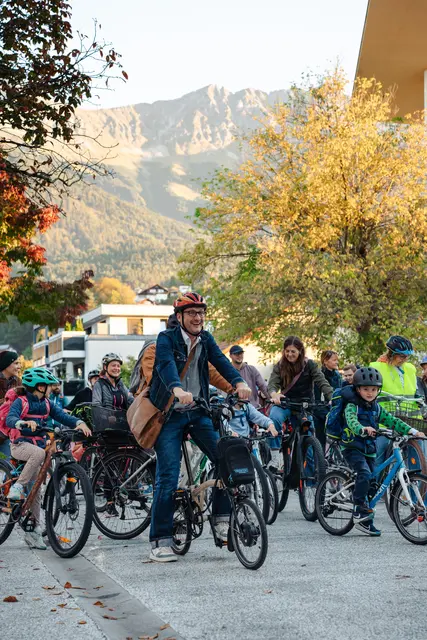 Klimabündnis Geschäftsführer Andrä Stigger unterwegs mit dem Radlbus in der Höttinger Au.  | Foto: ©Nils Lang