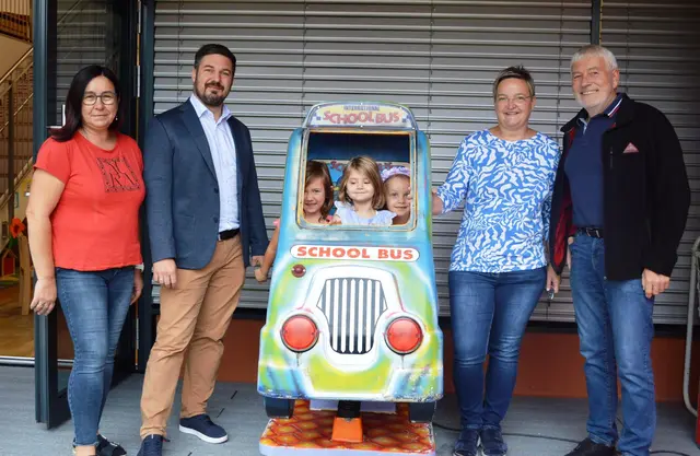 
Pedibus erfolgreich wiederbelebt v.l. Kindergartenleiterinstv. Maria Katritschenko, Vizebgm. Robert Sackl, Kindergartenleiterin Eveline Jöbstl und Günther Grün
 | Foto: Strohmeier