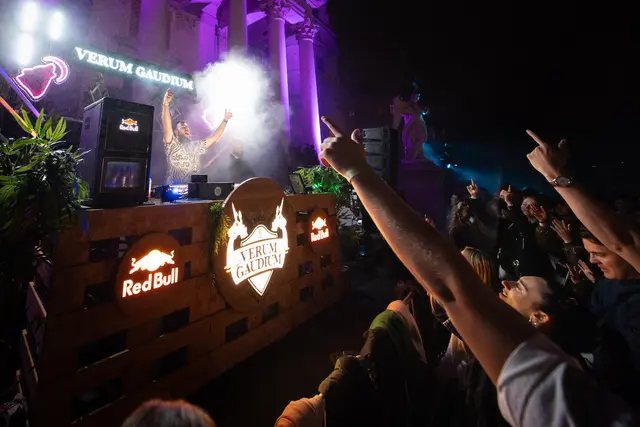 Bei "Verum Gaudium" versammelten sich erneut zahlreiche Rave-Fans vor der Karlskirche.  | Foto: Emanuel Ullmann/MeinBezirk